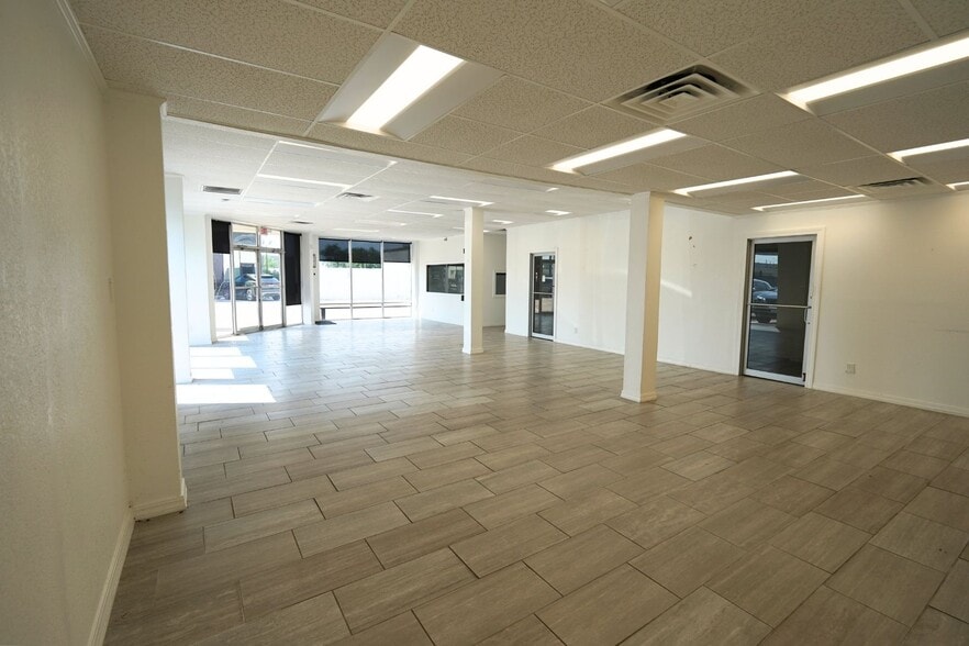 More Photos Of 8245 North Fwy, Houston Showroom For Sale
