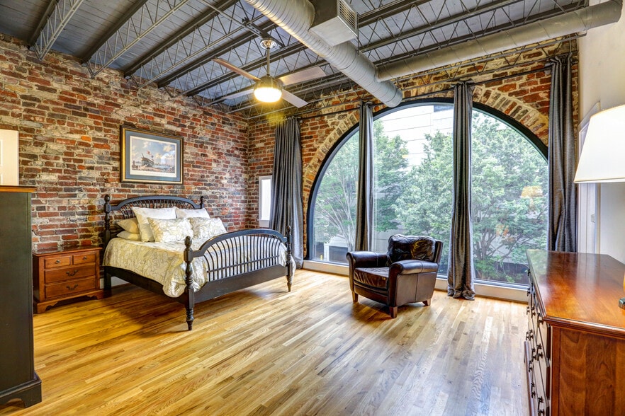 More Photos Of 302 E Grace St, Richmond Storefront Retail Residential For Sale