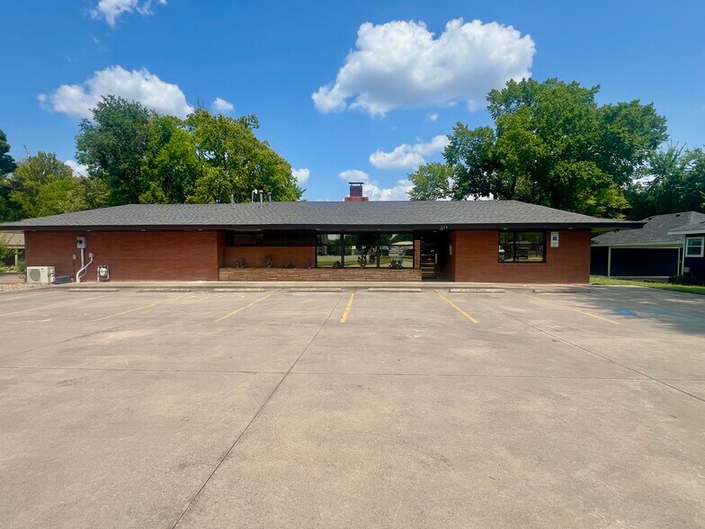 More Photos Of 614 Oak Ave, Sulphur Springs Office For Sale