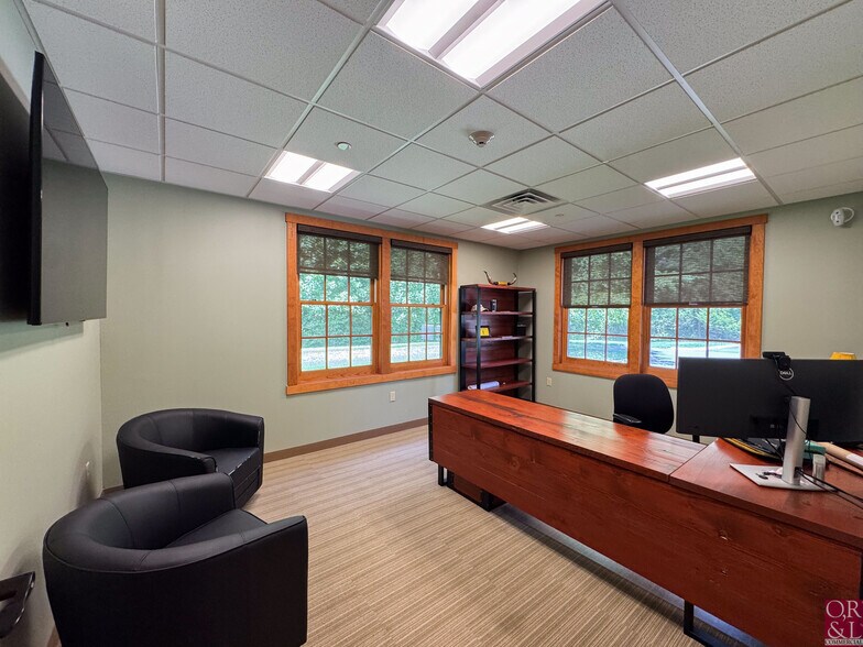 More Photos Of 103R Old Windsor Rd, Bloomfield Warehouse For Lease