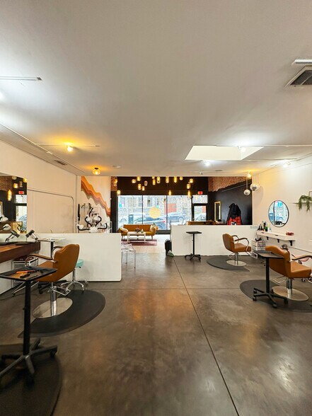 More Photos Of 537 SW 12th Ave, Portland Storefront For Lease