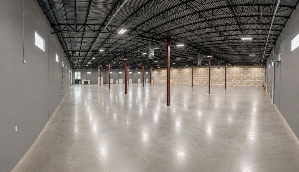 More Photos Of 5000 SW Regional Airport Blvd, Bentonville Warehouse For Lease