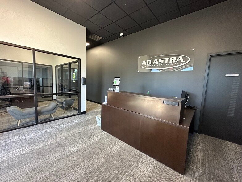 More Photos Of 7330 W 33rd St, Wichita Flex For Lease