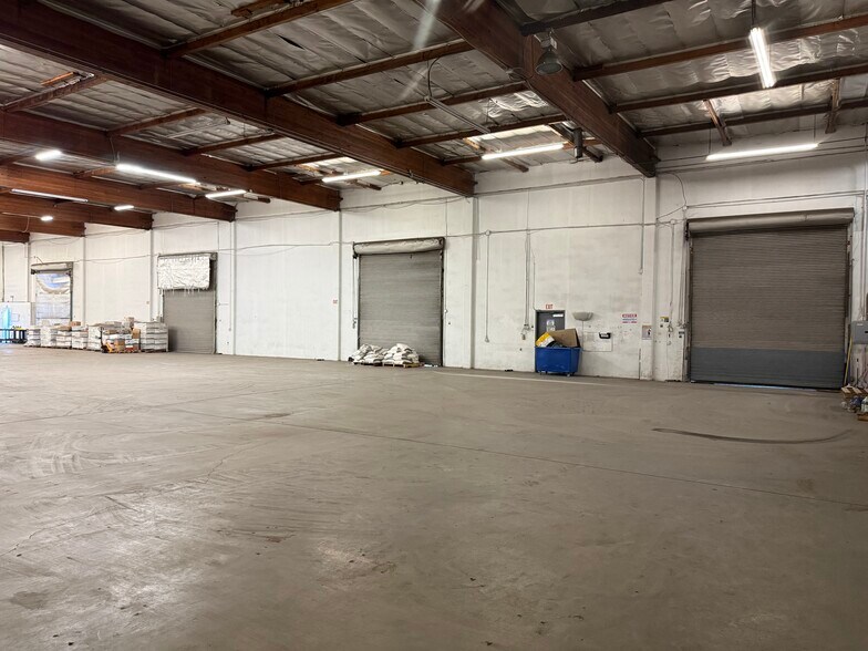 More Photos Of 7535 Woodman Pl, Van Nuys Warehouse For Lease
