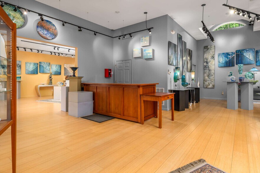 More Photos Of 307 Main St, Ogunquit Storefront For Sale