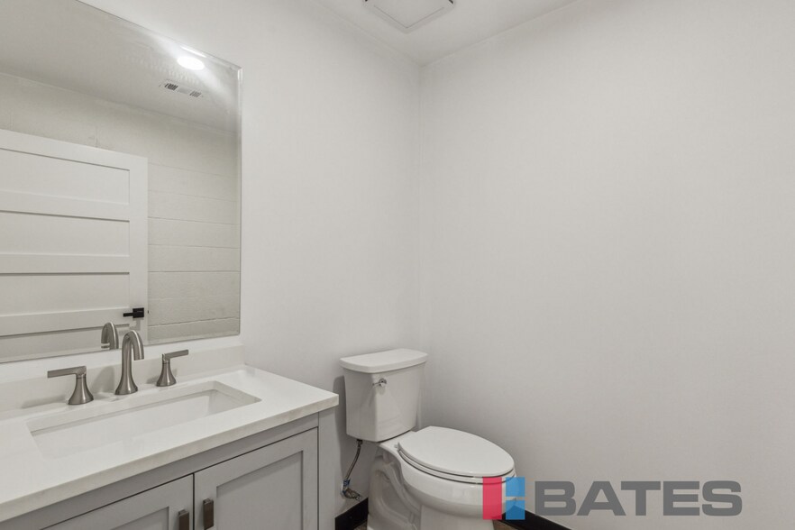 More Photos Of 2315 Farrington St, Dallas Showroom For Lease