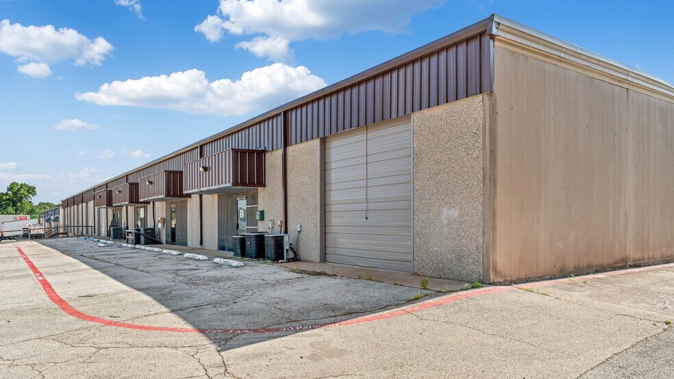 More Photos Of 801 Secretary Dr, Arlington Warehouse For Lease
