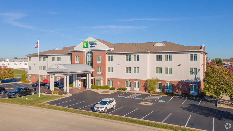 Primary Photo Of 4660 Creek Rd, Blue Ash Hotel For Sale