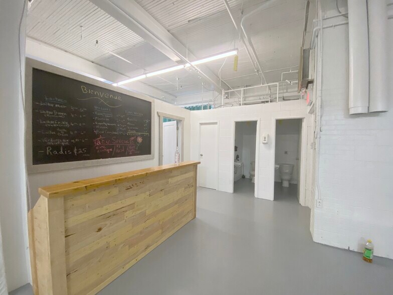 More Photos Of 2424 Rue Des Carrières, Montréal Light Manufacturing For Lease