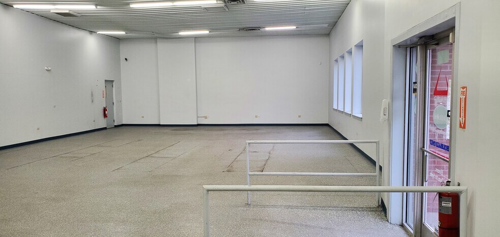 More Photos Of 5830 N Northwest Hwy, Chicago Auto Repair For Sale