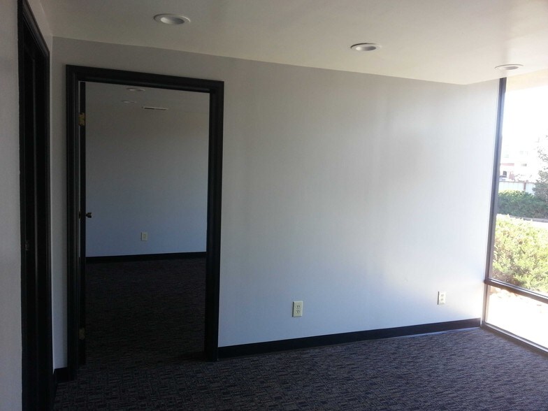 More Photos Of 720 Billings St, Aurora Showroom For Lease