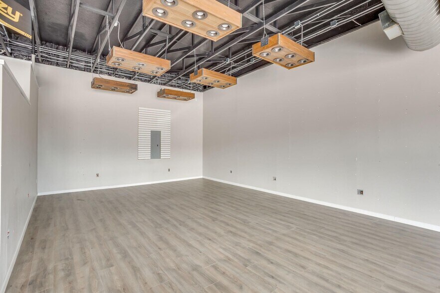More Photos Of 1333-1337 N Plaza Dr, Granbury Storefront Retail Office For Sale