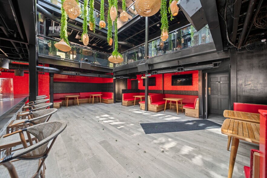 More Photos Of 1916 Baldwin St, Houston Bar For Lease