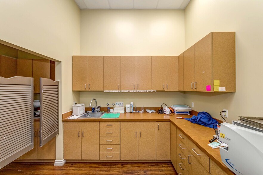 More Photos Of 8471 Garden Grove Blvd, Garden Grove Medical For Sale