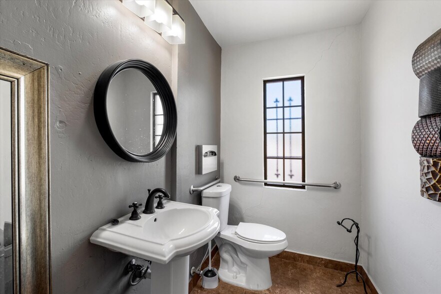 More Photos Of 314 E Thomas Rd, Phoenix Office For Lease