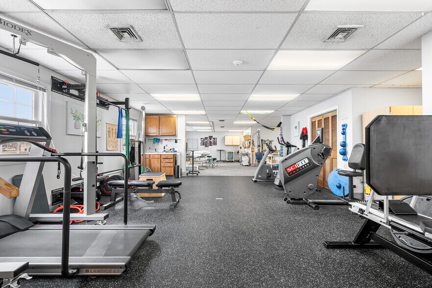 More Photos Of 131 Boston Post Rd, East Lyme Office For Lease