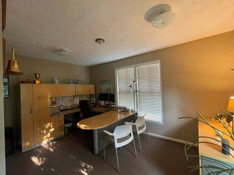 More Photos Of 620 W Commerce Rd, Commerce Township Medical For Sale