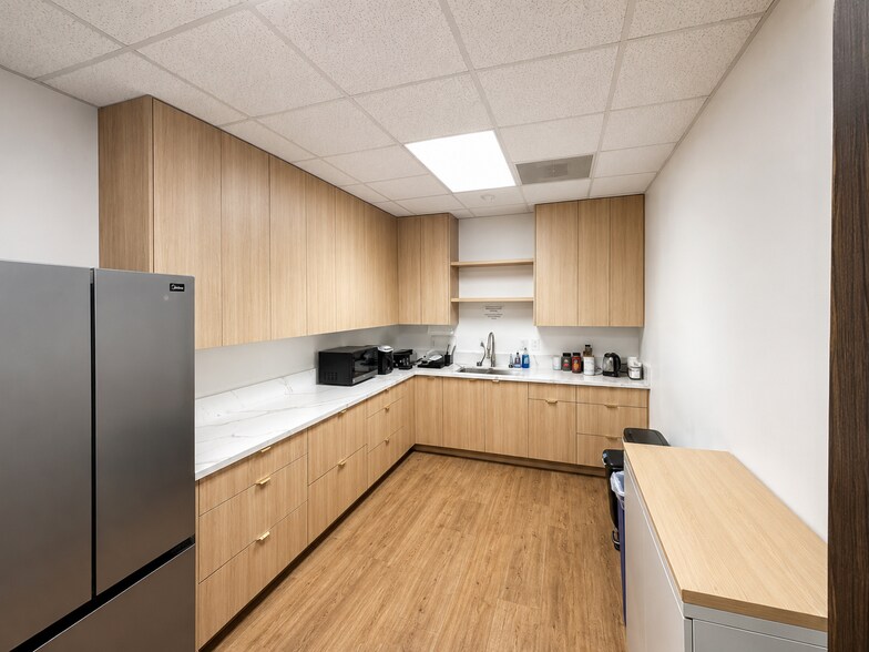 More Photos Of 16255 Ventura Blvd, Encino Office For Lease