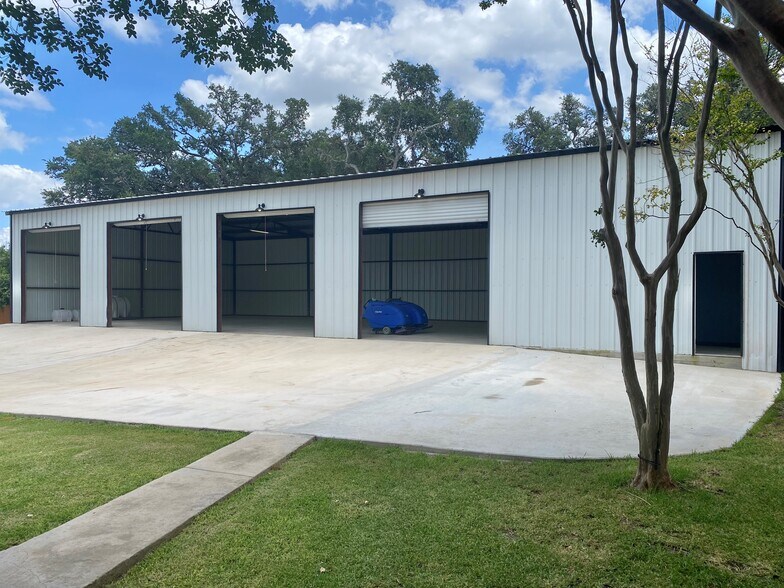 More Photos Of 8424 Indian Hills Ln, Boerne Light Distribution For Lease