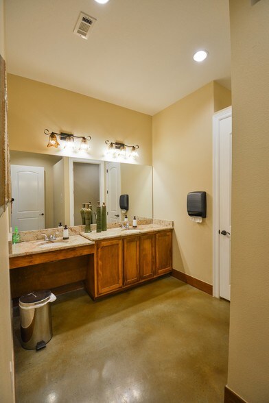 More Photos Of 2320 Airport Rd, Temple Storefront Retail Office For Lease