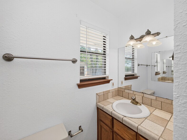 More Photos Of 1702 Lone Oak Dr, Leander Flex For Sale