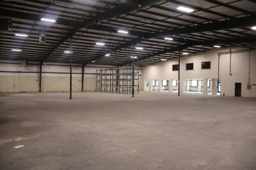 More Photos Of 1205 Alpha Dr, Alpharetta Warehouse For Lease