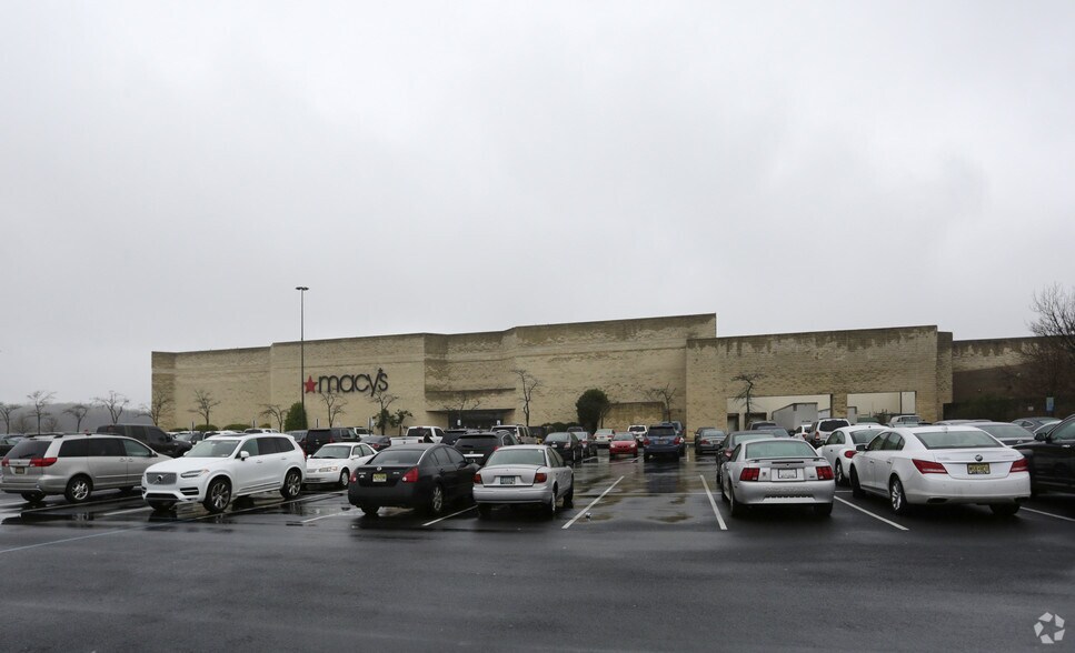 More Photos Of 100-808 Christiana Mall, Newark Unknown For Lease