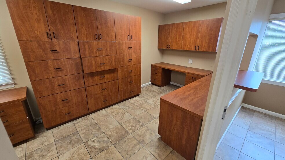 More Photos Of 724 E Park Ave, Long Beach Office For Lease