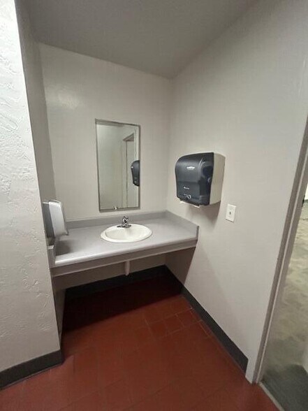 More Photos Of 7334 Crater Lake Hwy, White City Storefront For Lease