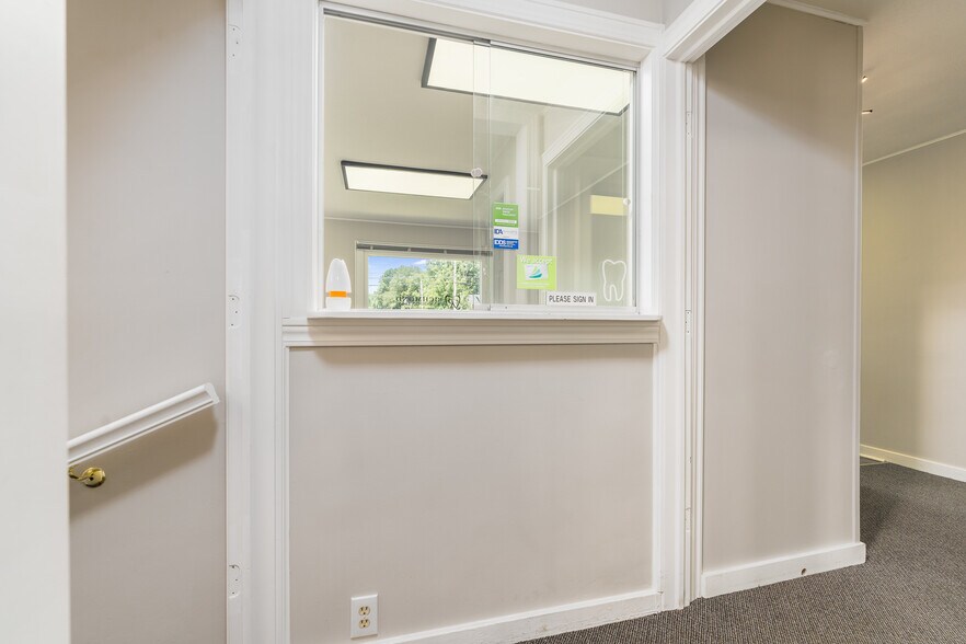 More Photos Of 1607 Chester Blvd, Richmond Office For Sale