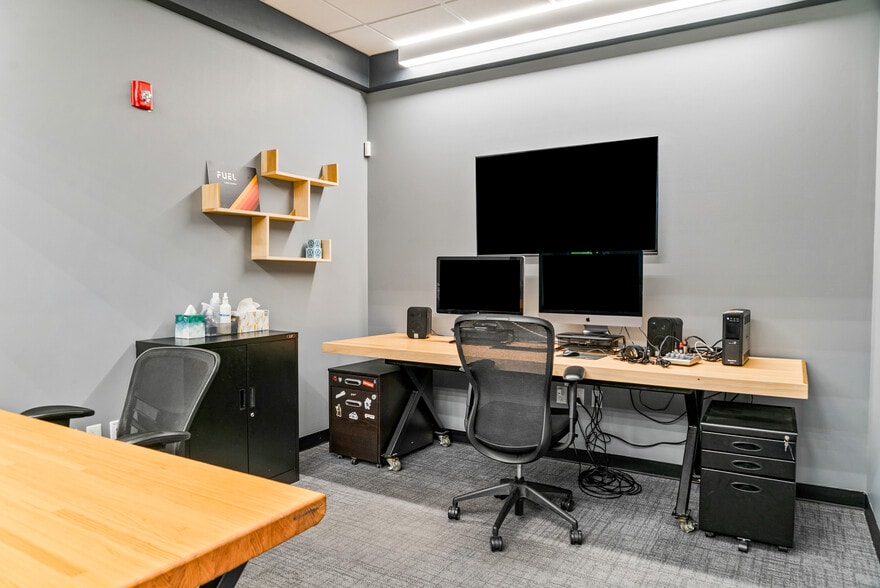 More Photos Of 400 W Maple Rd, Troy Office For Lease