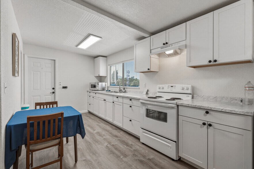 More Photos Of 14420 Lakeshore Dr, Clearlake Office For Sale
