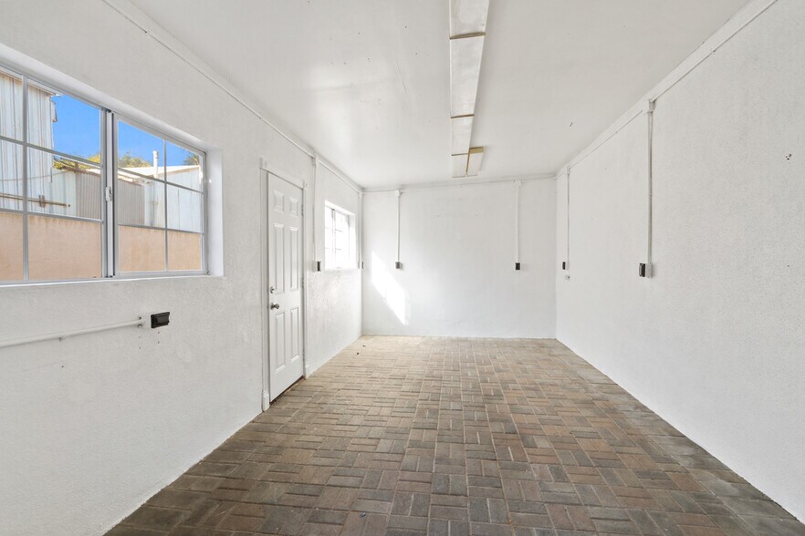 More Photos Of 4641 Telegraph Rd, Los Angeles Manufacturing For Sale