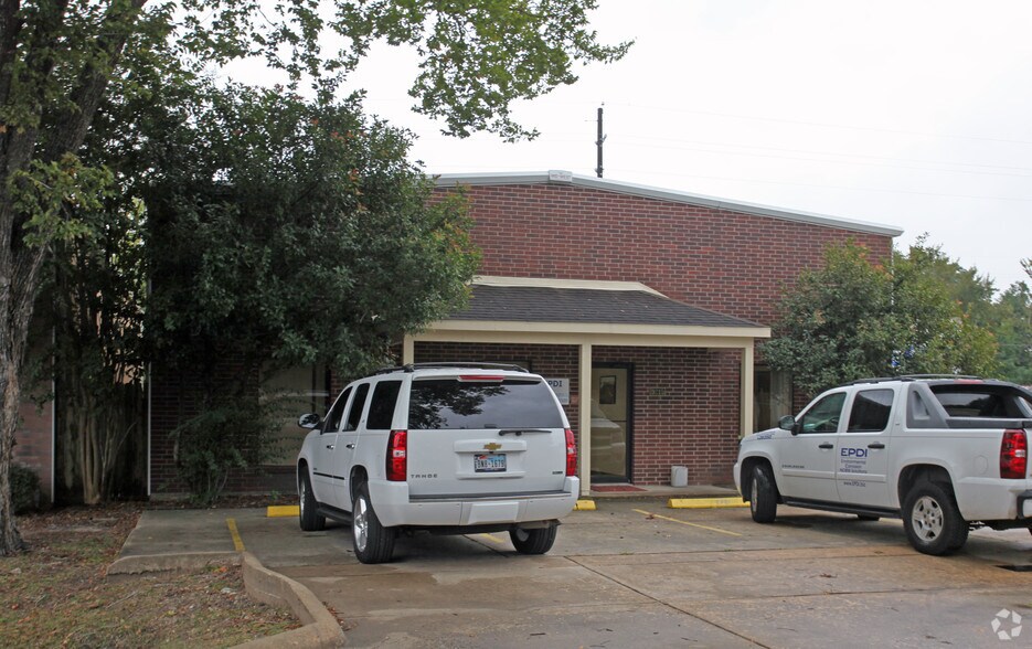 More Photos Of 9215 Thomasville Dr, Houston Warehouse For Lease