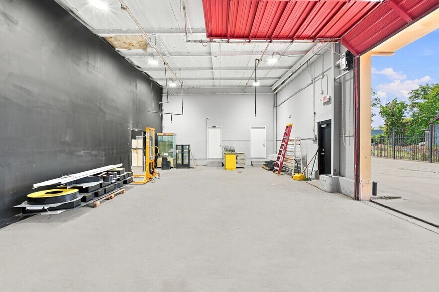 More Photos Of 5811 Lyons Ave, Houston Freestanding For Lease