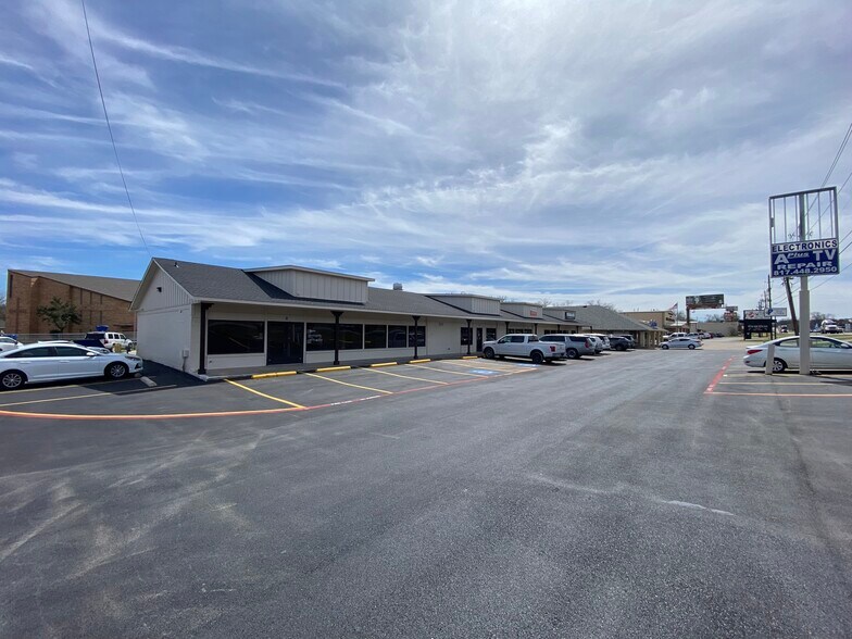 Primary Photo Of 520 N Broadway St, Joshua Storefront Retail Office For Lease