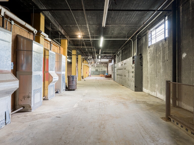 More Photos Of 701 Oriole Dr, Hendersonville Warehouse For Sale