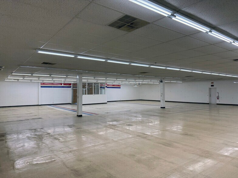 More Photos Of 10801 Blondo St, Omaha General Retail For Sale