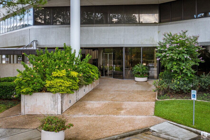 More Photos Of 9301 Southwest Fwy, Houston Office For Lease