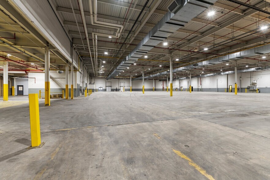 More Photos Of 327 Lewis St, Oxford Distribution For Lease