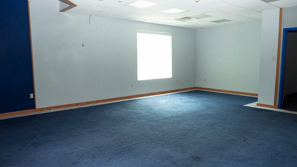 More Photos Of 495 Aero Dr, Cheektowaga Light Distribution For Lease