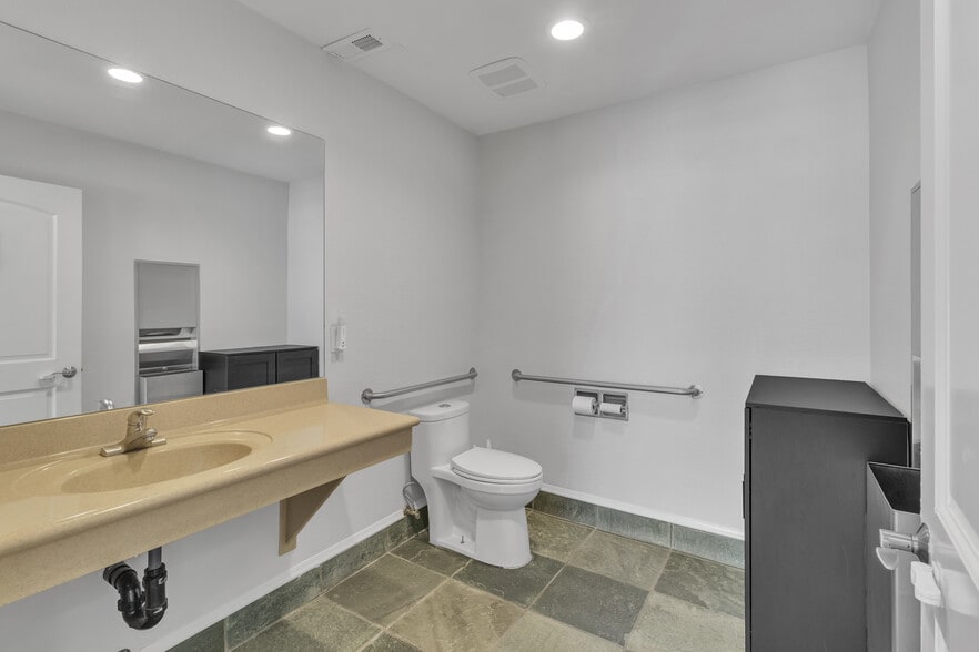 More Photos Of 1338 D St, Ramona Office For Sale