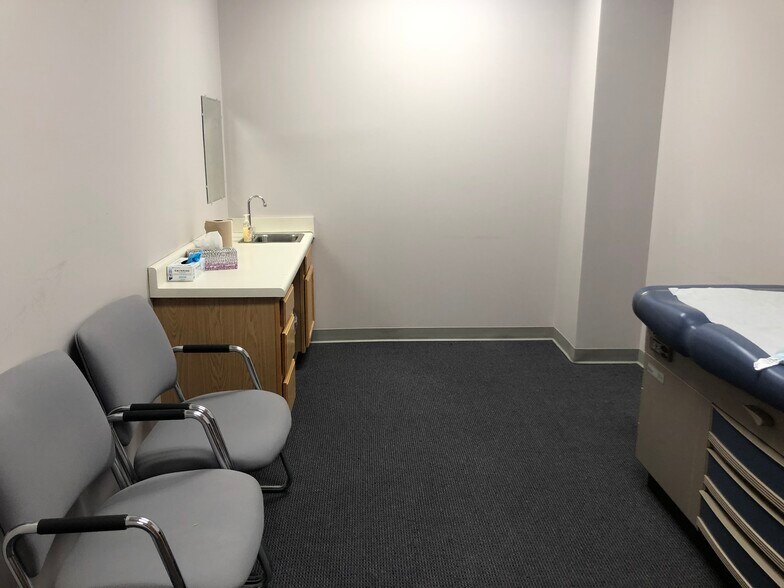 More Photos Of 2160 W 86th St, Indianapolis Medical For Lease