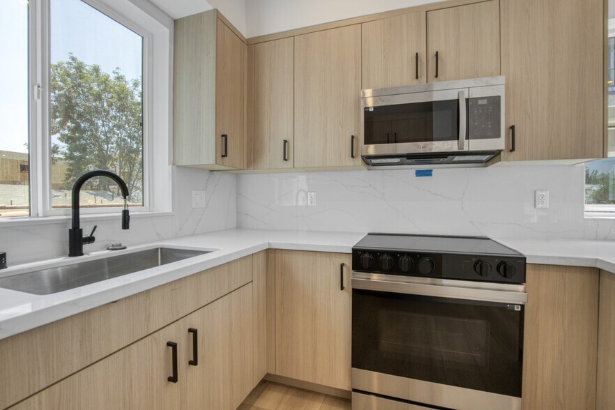 More Photos Of 10826 Hesby St, North Hollywood Apartments For Sale