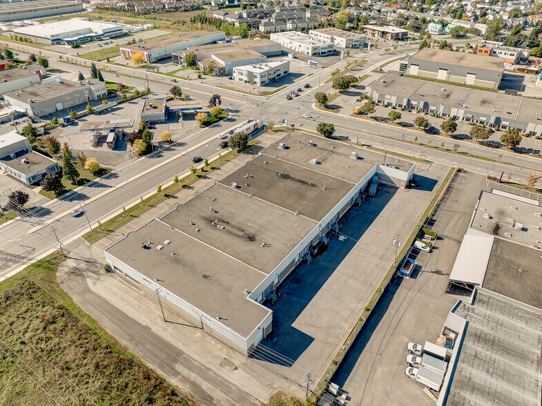 More Photos Of 3505-3541 Boul Le Corbusier, Laval Warehouse For Lease