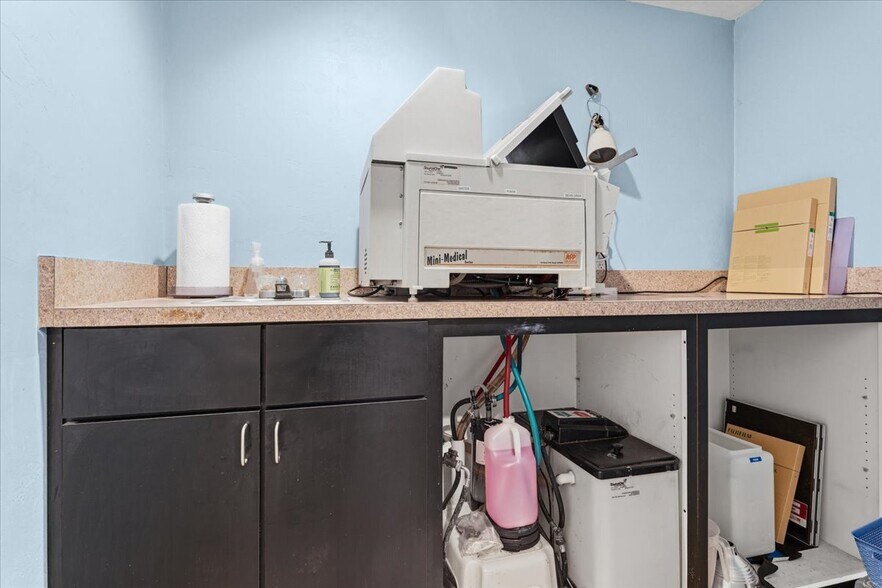 More Photos Of 15043 Main St, Alachua Showroom For Sale