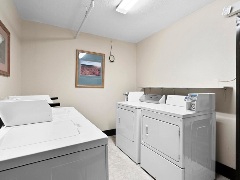 More Photos Of 815 E Hwy 89, Kanab Hotel For Sale