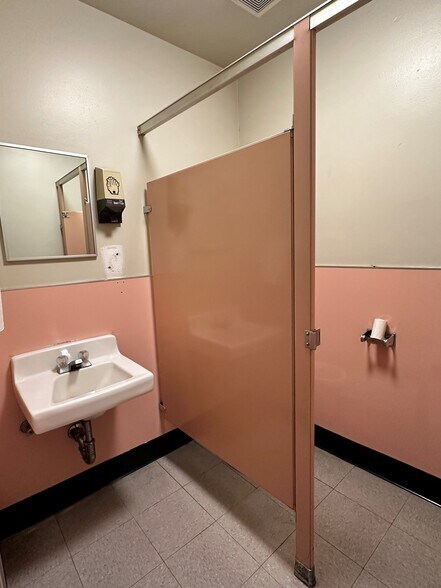 More Photos Of 4270-4310 S Maywood Ave, Vernon Warehouse For Lease