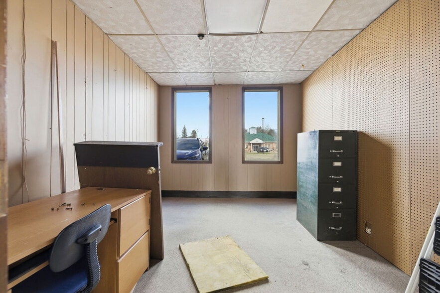 More Photos Of 15 W 1st St S, Fulton Freestanding For Sale