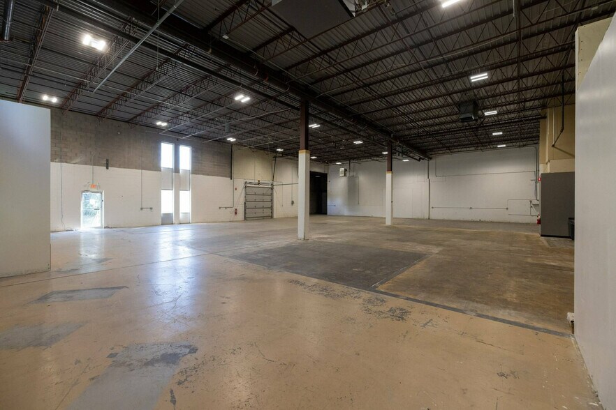 More Photos Of 5600-5628 Lincoln Dr, Edina Light Distribution For Lease